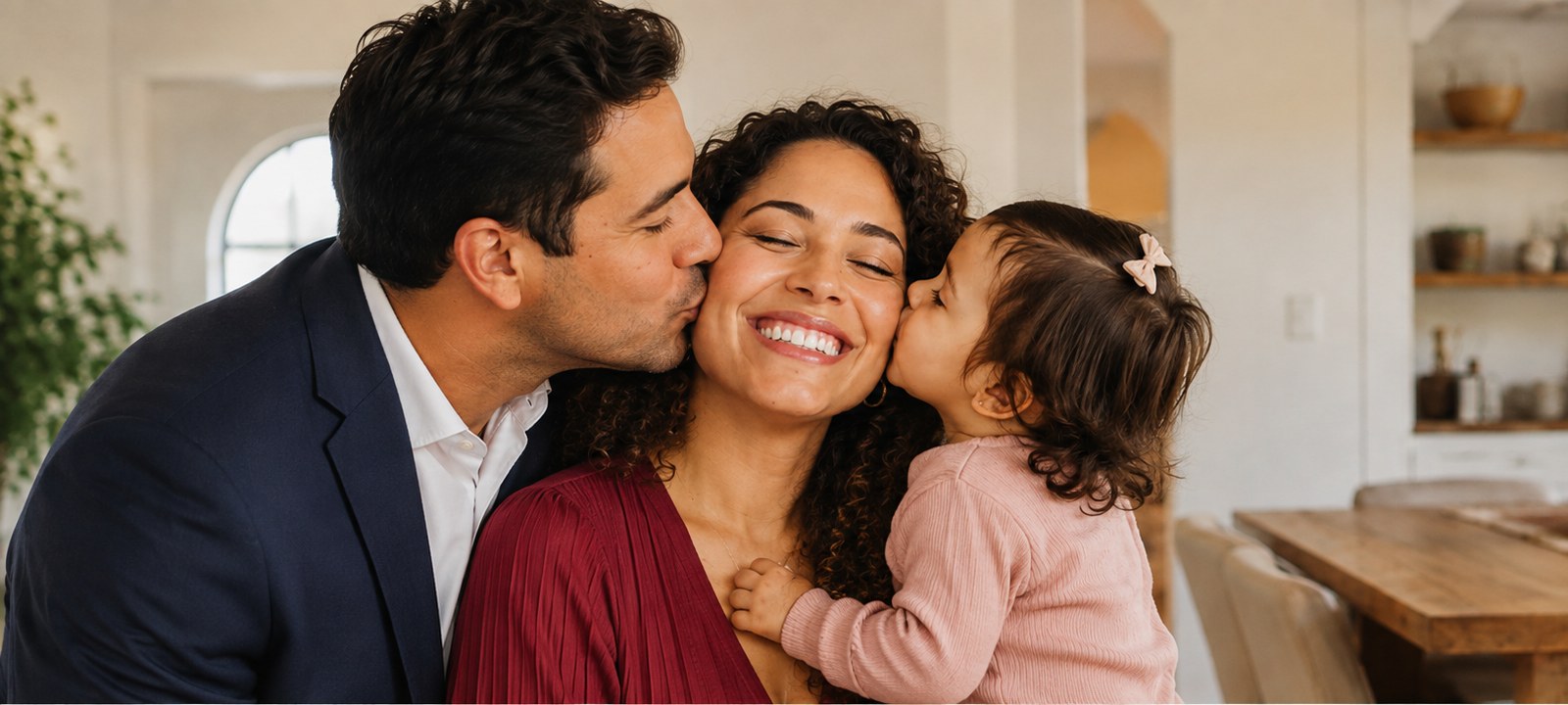 Familia compartiendo un momento de cercanía en su hogar